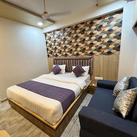 Hotel Alpine Ахмедабад Екстериор снимка