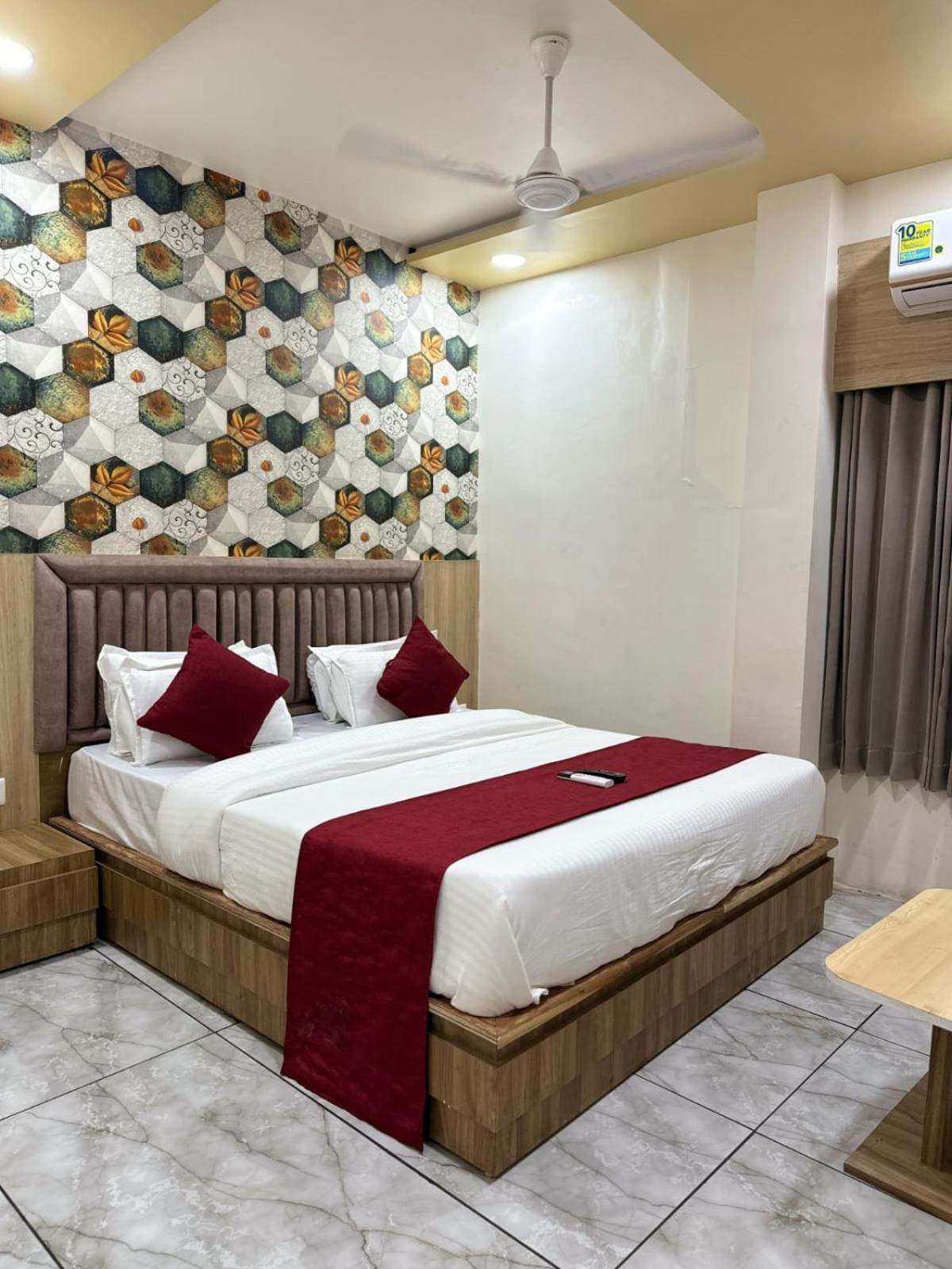 Hotel Alpine Ахмедабад Екстериор снимка