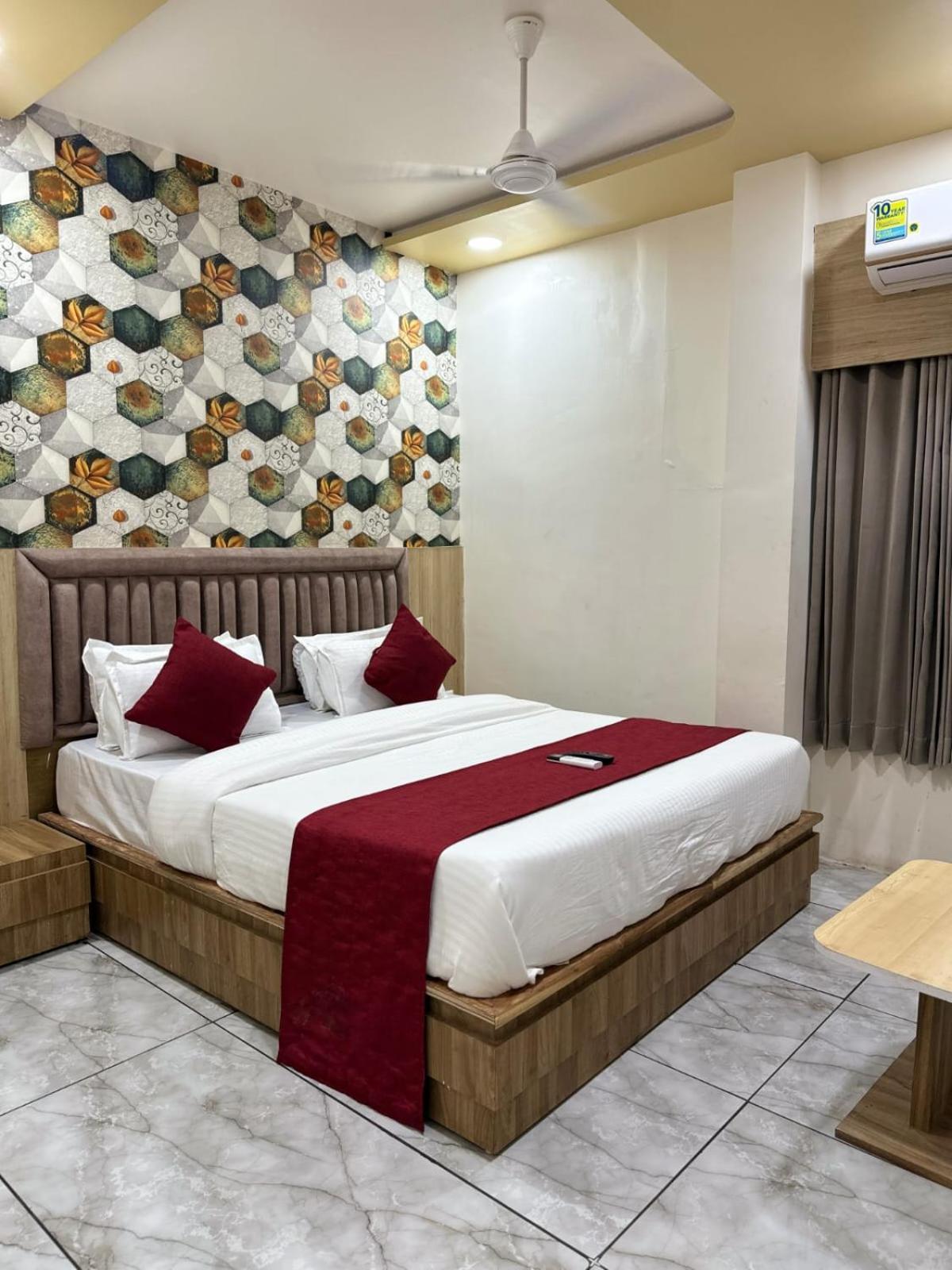 Hotel Alpine Ахмедабад Екстериор снимка