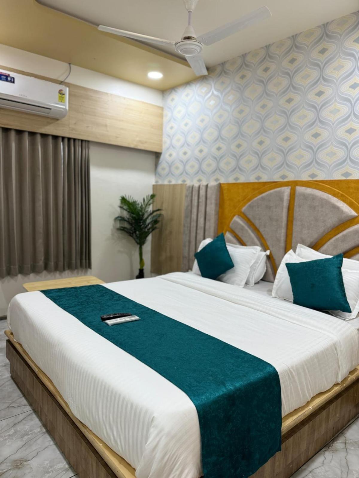 Hotel Alpine Ахмедабад Екстериор снимка