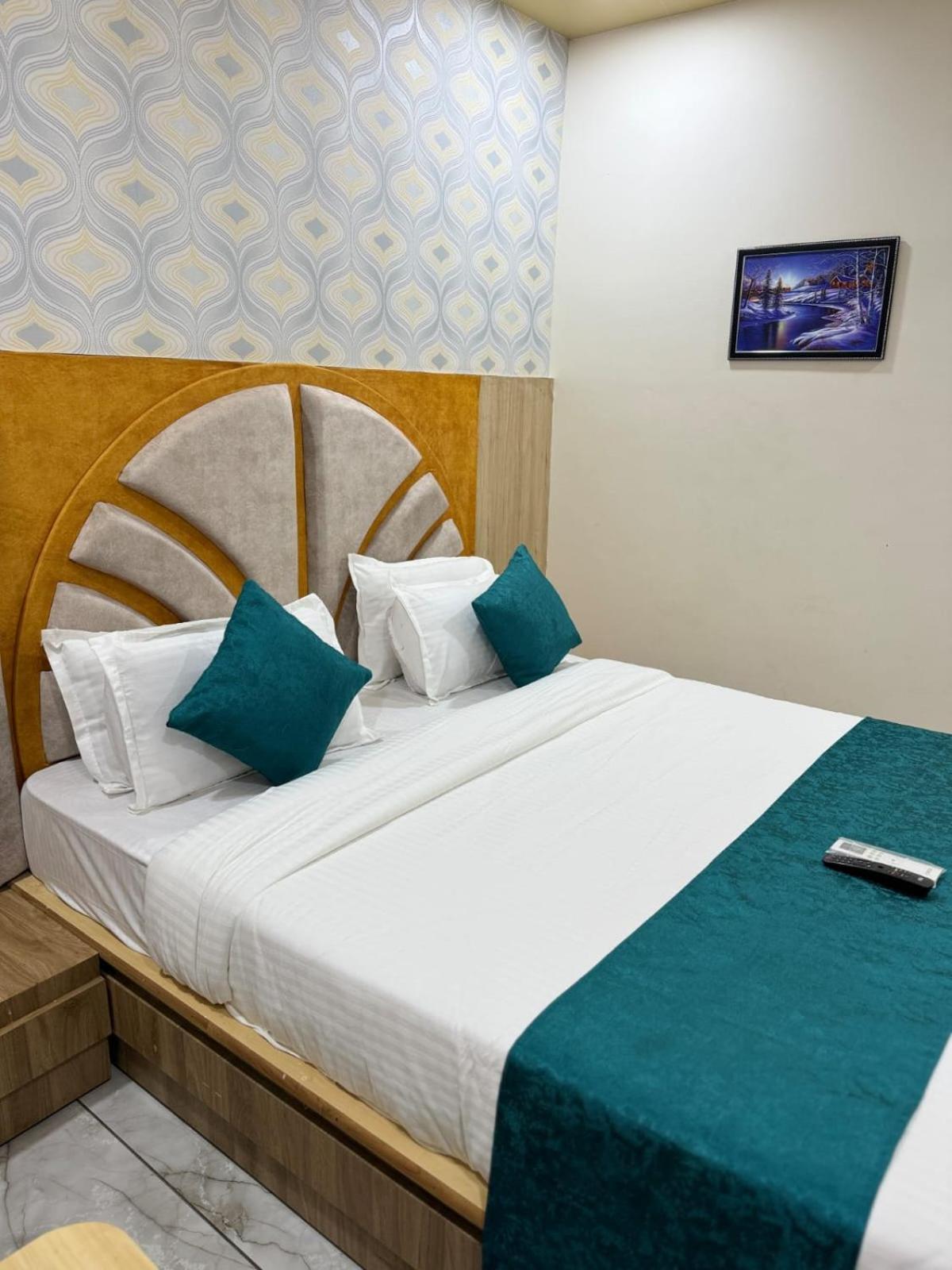 Hotel Alpine Ахмедабад Екстериор снимка