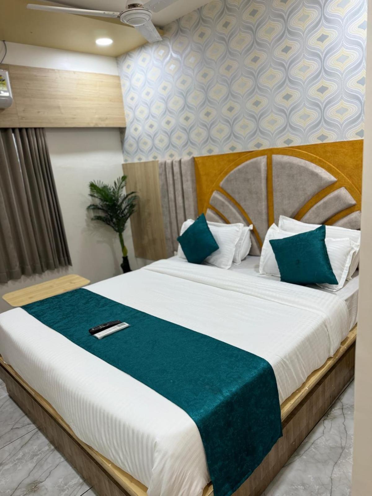 Hotel Alpine Ахмедабад Екстериор снимка