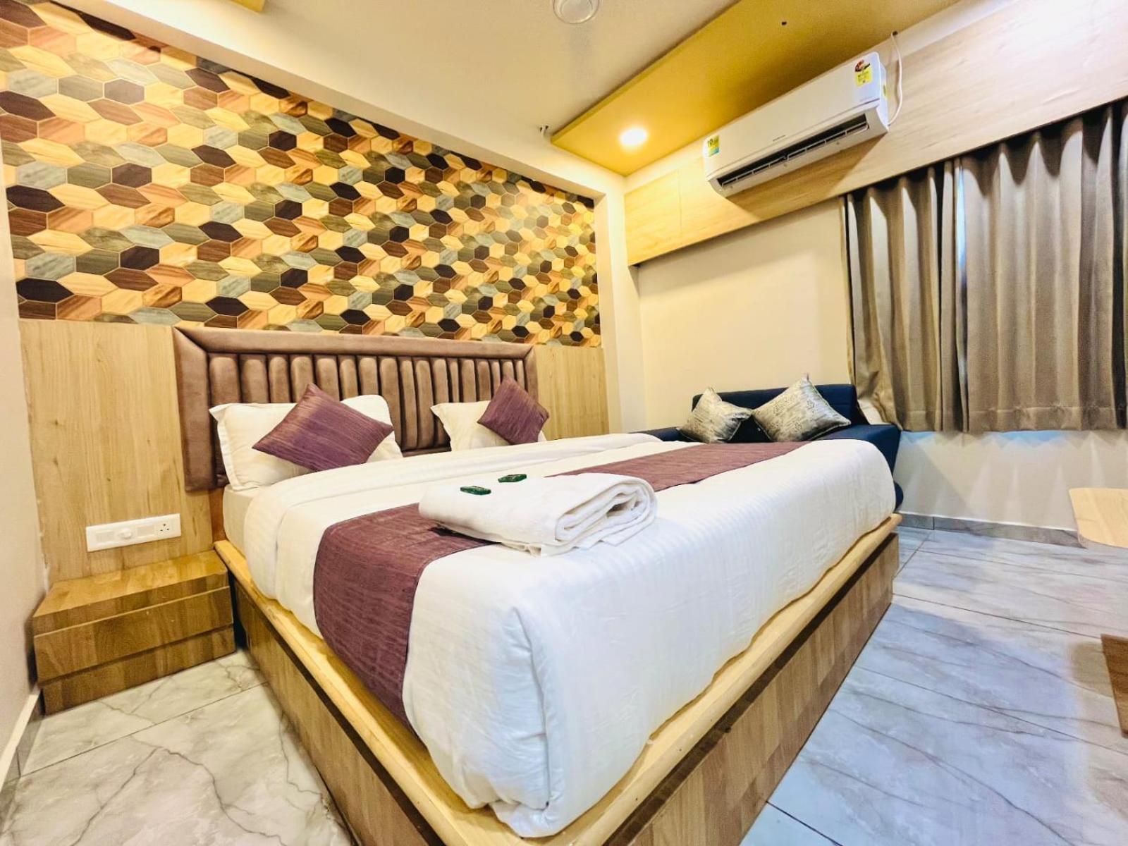 Hotel Alpine Ахмедабад Екстериор снимка