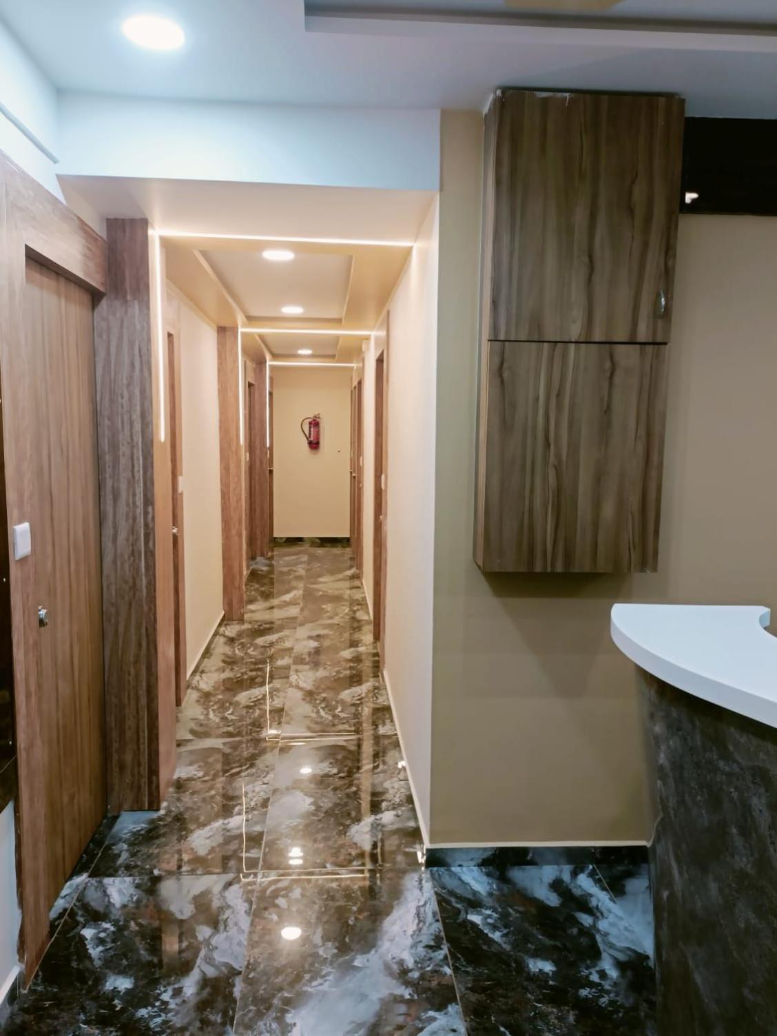 Hotel Alpine Ахмедабад Екстериор снимка