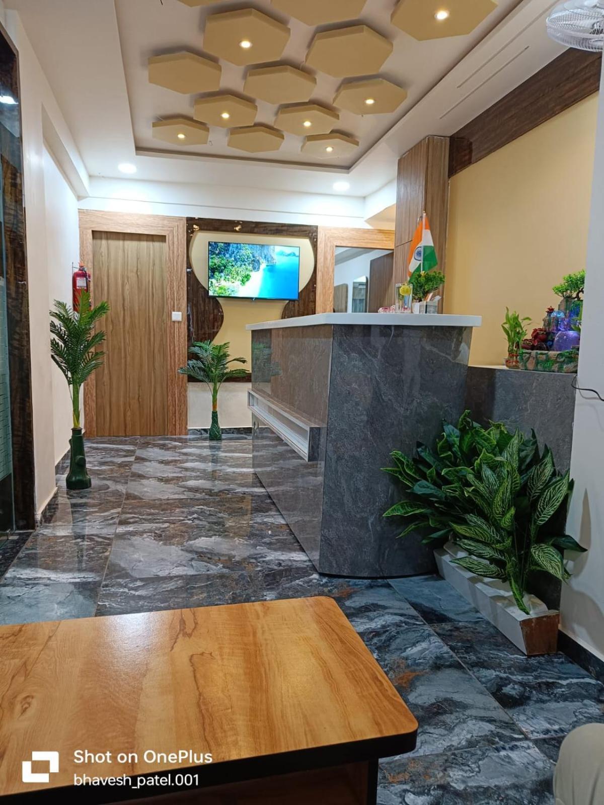 Hotel Alpine Ахмедабад Екстериор снимка